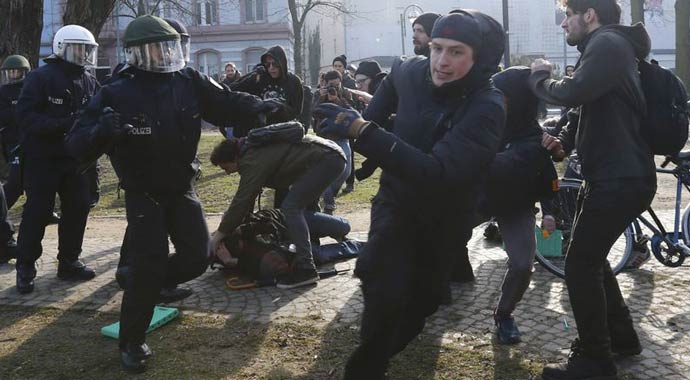 İki yüzlü Alman medyası İki yüzlü Alman medyası