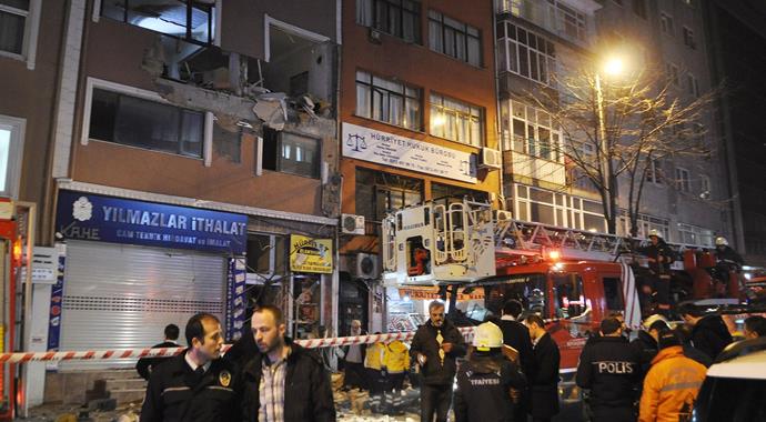 İstanbul Kağıthane'de dergiye bombalı saldırı: 1 ölü İstanbul Kağıthane'de dergiye bombalı saldırı: 1 ölü