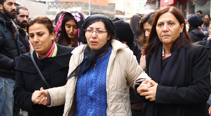 Özgecan'ın annesi 'Sütünü ve harçlığını verdim gitti' Özgecan'ın annesi 'Sütünü ve harçlığını verdim gitti'