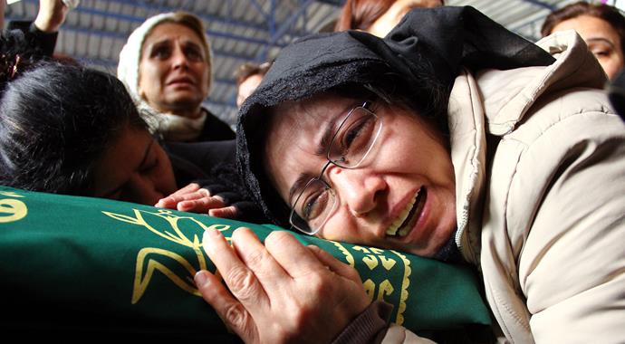 Özgecan'ın annesi 'Sütünü ve harçlığını verdim gitti' Özgecan'ın annesi 'Sütünü ve harçlığını verdim gitti'