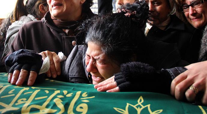 Özgecan'ın annesi 'Sütünü ve harçlığını verdim gitti' Özgecan'ın annesi 'Sütünü ve harçlığını verdim gitti'