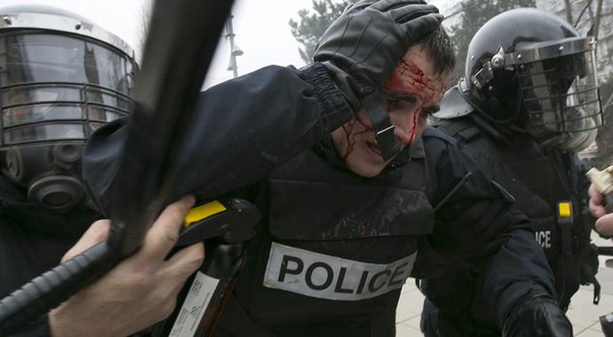 Kosova karıştı: 52'si polis 110 yaralı Kosova karıştı: 52'si polis 110 yaralı