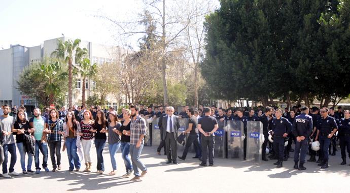 Çevik Kuvvet, provokasyona karşı sırtını döndü Çevik Kuvvet, provokasyona karşı sırtını döndü