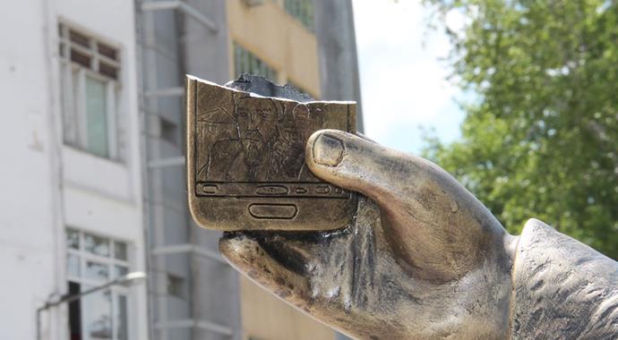 Amasya'daki 'selfie'ci şehzadenin elindeki kılıç da kırıldı Amasya'daki 'selfie'ci şehzadenin elindeki kılıç da kırıldı