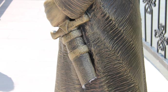 Amasya'daki 'selfie'ci şehzadenin elindeki kılıç da kırıldı Amasya'daki 'selfie'ci şehzadenin elindeki kılıç da kırıldı