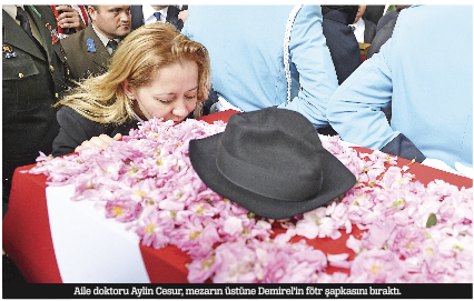 Süleyman Demirel baba ocağında defnedildi Süleyman Demirel baba ocağında defnedildi