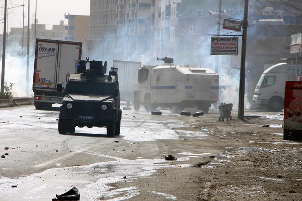 Yol kapatan şoförlere polisten müdahale Yol kapatan şoförlere polisten müdahale