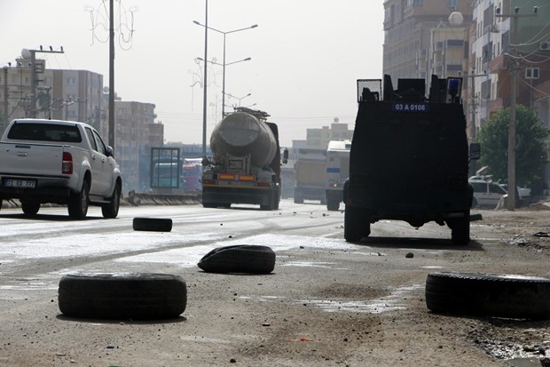 Yol kapatan şoförlere polisten müdahale Yol kapatan şoförlere polisten müdahale