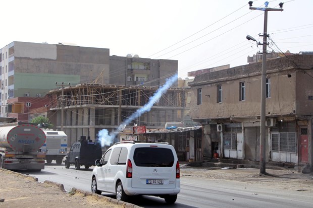 Yol kapatan şoförlere polisten müdahale Yol kapatan şoförlere polisten müdahale