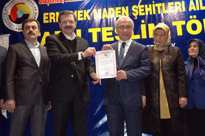 Madenci ailelerinin tapuları dağıtıldı Madenci ailelerinin tapuları dağıtıldı