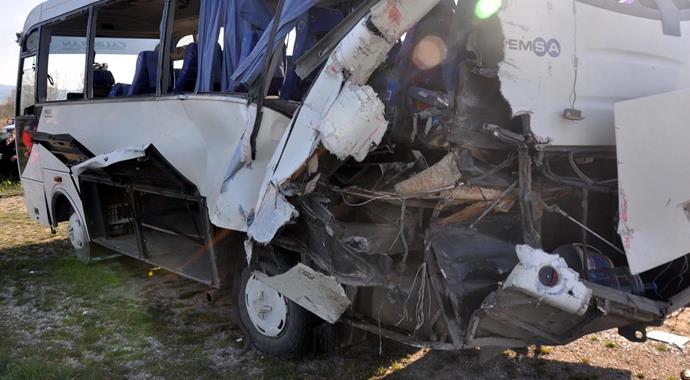Kırıkkale'de trafik kazası; 1 ölü, 10 yaralı Kırıkkale'de trafik kazası; 1 ölü, 10 yaralı