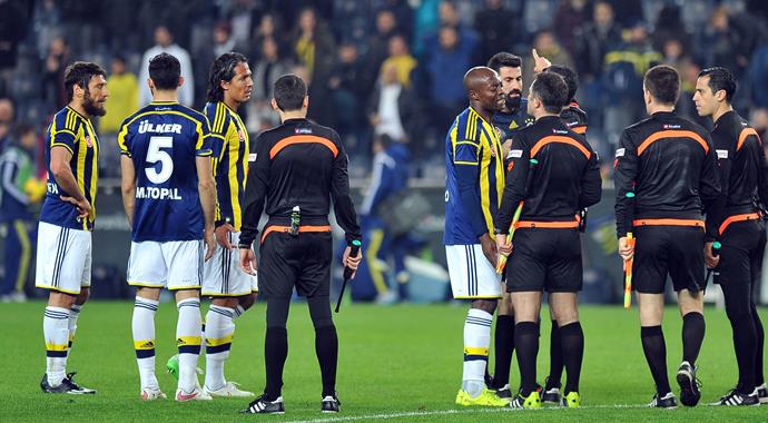 İşte Caner'in kırmızı kart gördüğü pozisyon İşte Caner'in kırmızı kart gördüğü pozisyon