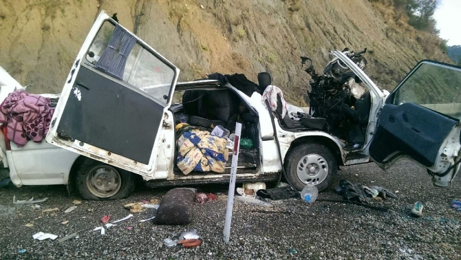 Minibüs TIR'a çarptı: 2 ölü 6 yaralı Minibüs TIR'a çarptı: 2 ölü 6 yaralı