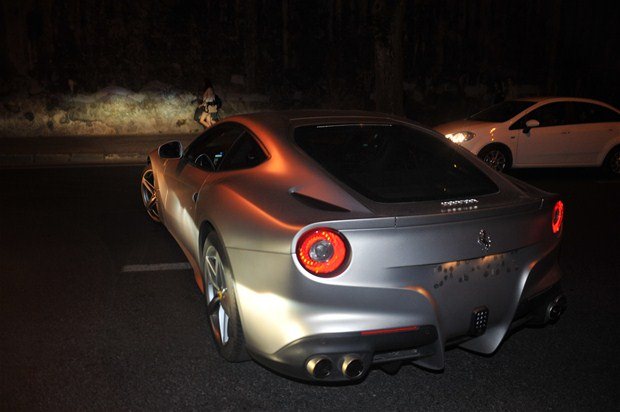 Arda Turan yolda düşürdü! 2 Milyon TL'lik... Arda Turan yolda düşürdü! 2 Milyon TL'lik...