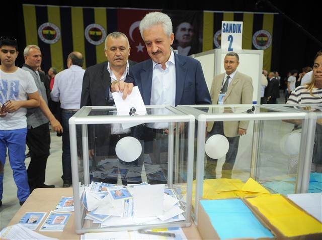 Fenerbahçe'de Aziz Yıldırım yeniden başkan seçildi Fenerbahçe'de Aziz Yıldırım yeniden başkan seçildi