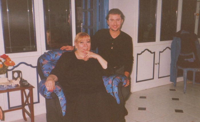 Ünlü sanatçı hayatını kaybetti Ünlü sanatçı hayatını kaybetti