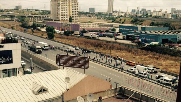 Basın Ekspres yoluna yüksek gerilim hattı devrildi Basın Ekspres yoluna yüksek gerilim hattı devrildi