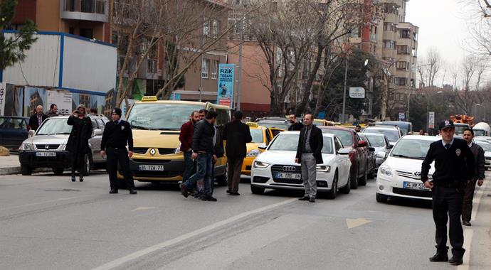 Kadıköy'de bomba paniği! Kadıköy'de bomba paniği!