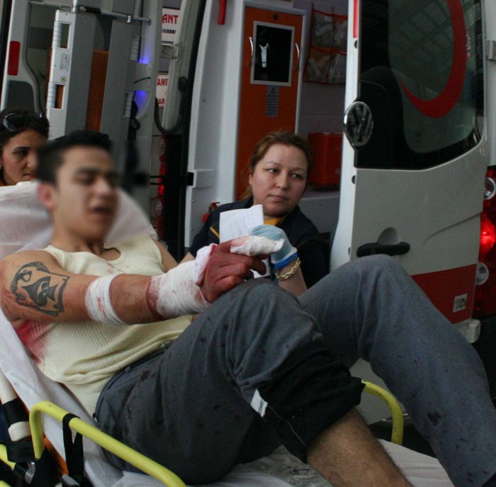 Lise öğrencisi okulda müdür yardımcılarını bıçakladı Lise öğrencisi okulda müdür yardımcılarını bıçakladı