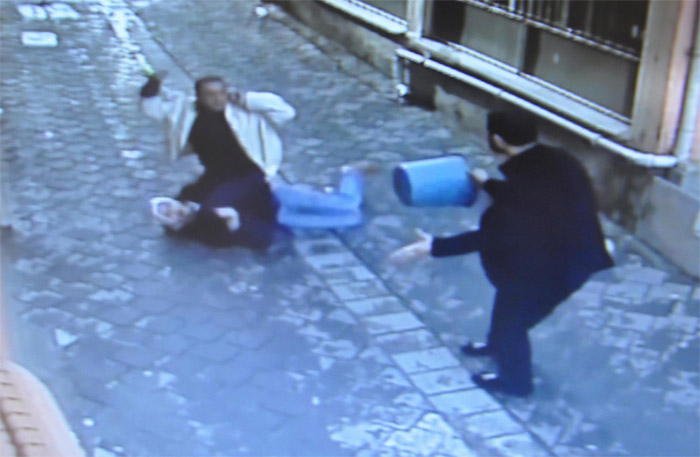 Sokak ortasında vahşet! Eşini defalarca bıçakladı Sokak ortasında vahşet! Eşini defalarca bıçakladı