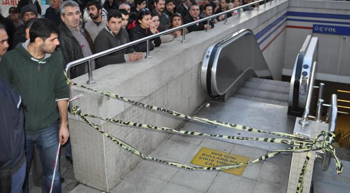 İzmir metrosunda merdiven kazası! Yaralılar var İzmir metrosunda merdiven kazası! Yaralılar var