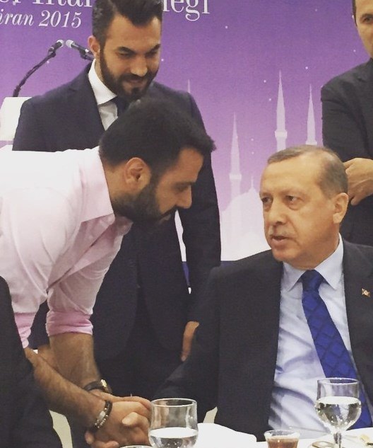 Erdoğan'la fotoğrafını paylaştı, linç edildi Erdoğan'la fotoğrafını paylaştı, linç edildi