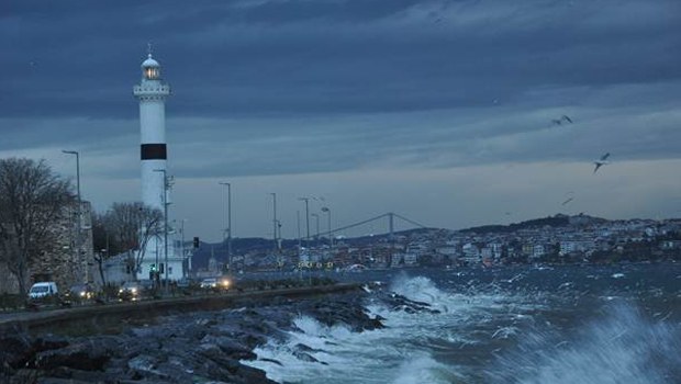 Fırtına İstanbul'u felç etti, köprü çöktü, çatı uçtu, tekne battı! Fırtına İstanbul'u felç etti, köprü çöktü, çatı uçtu, tekne battı!