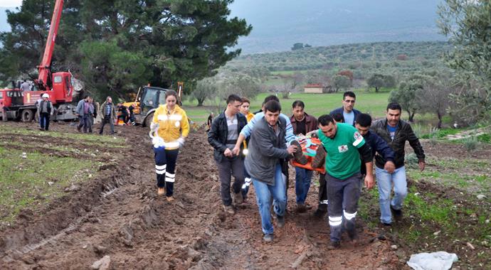 Kestiği ağacın gövdesine sıkıştı! Kestiği ağacın gövdesine sıkıştı!