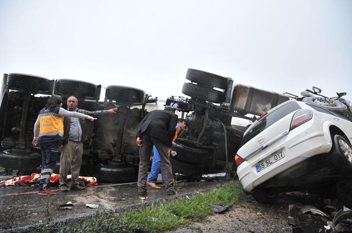 Şanlıurfa'da katliam gibi kaza, 13 ölü, çok sayıda yaralı var Şanlıurfa'da katliam gibi kaza, 13 ölü, çok sayıda yaralı var