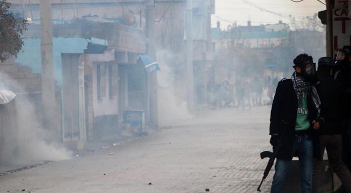 Nusaybin'de yol kesip polise bomba attılar Nusaybin'de yol kesip polise bomba attılar