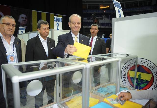 Fenerbahçe'de Aziz Yıldırım yeniden başkan seçildi Fenerbahçe'de Aziz Yıldırım yeniden başkan seçildi