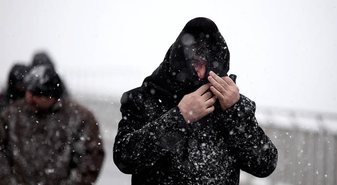 İstanbul'a beklenen kar yağdı, peki kaç gün sürecek okullar tatil mi? İstanbul'a beklenen kar yağdı, peki kaç gün sürecek okullar tatil mi?