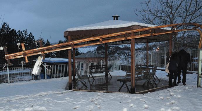 Fırtına, ağaç ve direkleri kökünden söktü Fırtına, ağaç ve direkleri kökünden söktü