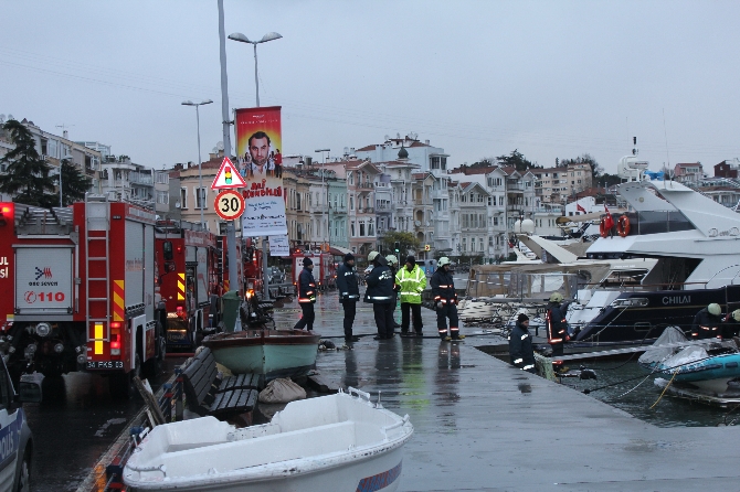 Arnavutköy sahilinde lüks yatta yangın çıktı Arnavutköy sahilinde lüks yatta yangın çıktı
