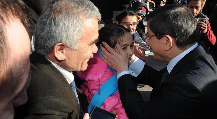 Başbakan Davutoğlu'ndan türbe ziyaretleri Başbakan Davutoğlu'ndan türbe ziyaretleri