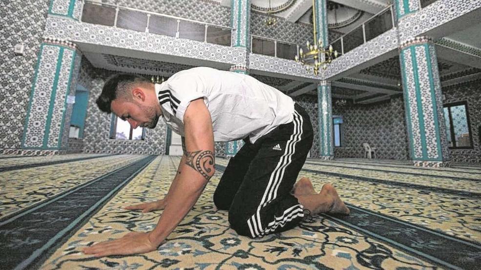 Alman futbolcu Danny Blum müslüman oldu Alman futbolcu Danny Blum müslüman oldu