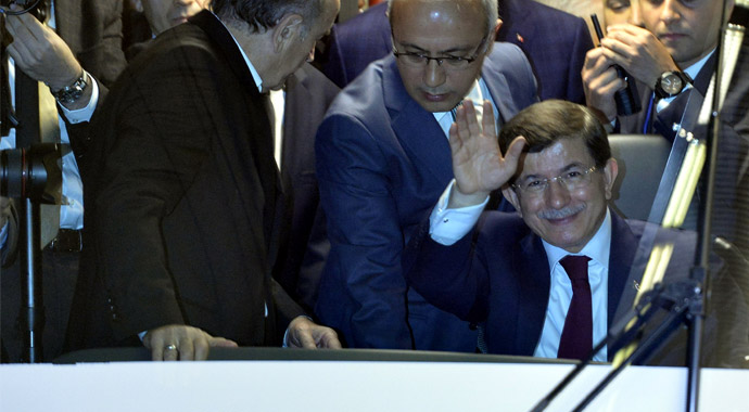 Davutoğlu, vatman koltuğunda Davutoğlu, vatman koltuğunda