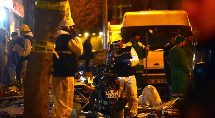 İstanbul Kağıthane'de dergiye bombalı saldırı: 1 ölü İstanbul Kağıthane'de dergiye bombalı saldırı: 1 ölü