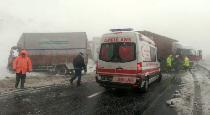 TEM'de onlarca araç birbirine girdi TEM'de onlarca araç birbirine girdi