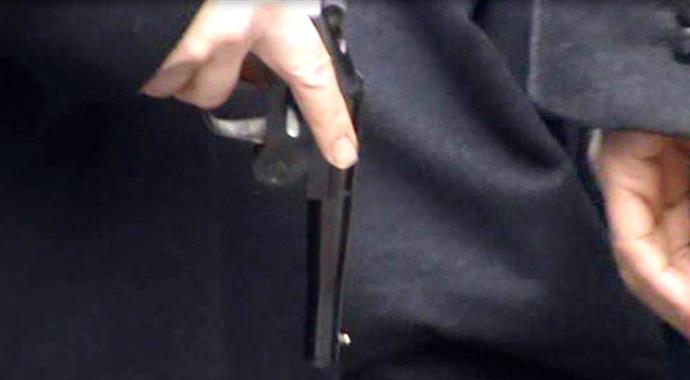 Hrant Dink'i anan topluluğa silah çekti! Hrant Dink'i anan topluluğa silah çekti!