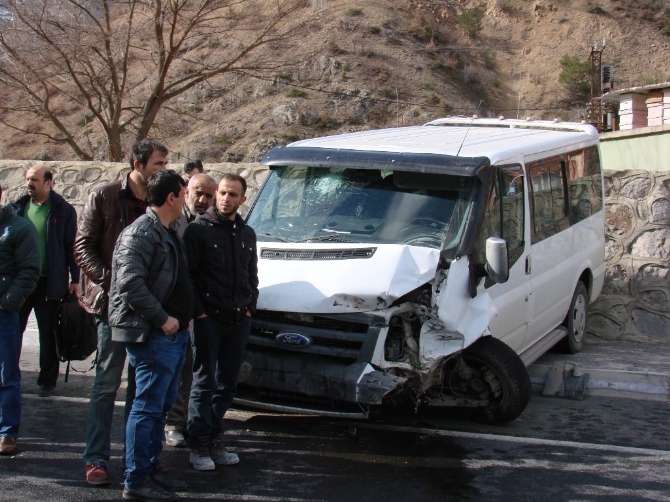 Cenaze yolunda kaza: 3 ölü Cenaze yolunda kaza: 3 ölü