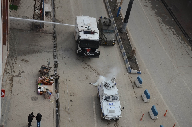Hakkari'de askeri konvoya saldırı Hakkari'de askeri konvoya saldırı