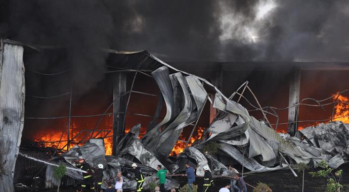 Bursa'da mobilya fabrikasında yangın Bursa'da mobilya fabrikasında yangın