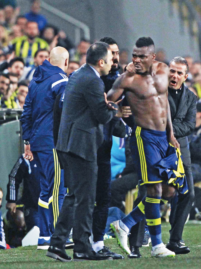 İşte Emenike'yi çileden çıkaran olay ve sonrası... İşte Emenike'yi çileden çıkaran olay ve sonrası...