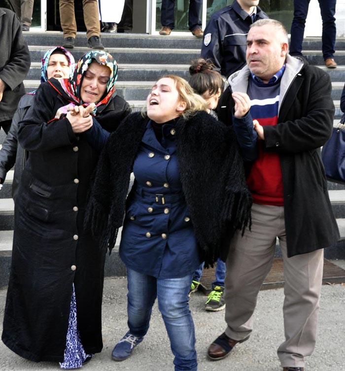Anne, 2,5 yaşındaki kızının cenaze törenine alınmadı! Anne, 2,5 yaşındaki kızının cenaze törenine alınmadı!