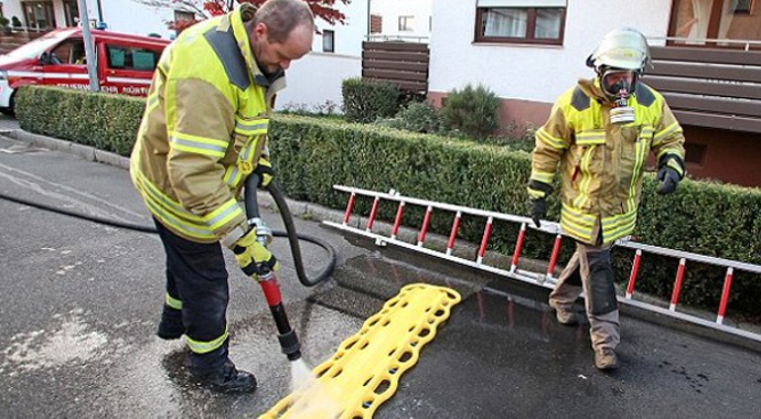 Beş yıldır yıkanmayan adamı böyle kurtardılar Beş yıldır yıkanmayan adamı böyle kurtardılar