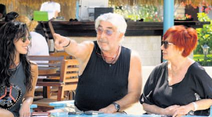 Özyağcılar çifti 44. yıllarını kutladılar Özyağcılar çifti 44. yıllarını kutladılar