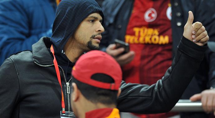 Tribünlere 'Aslan yürekli Melo' pankartı Tribünlere 'Aslan yürekli Melo' pankartı