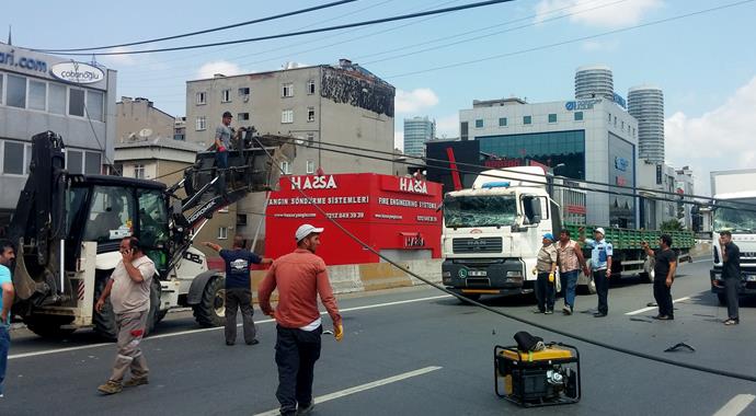 Basın Ekspres yoluna yüksek gerilim hattı devrildi Basın Ekspres yoluna yüksek gerilim hattı devrildi