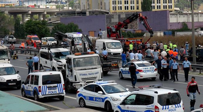 Basın Ekspres yoluna yüksek gerilim hattı devrildi Basın Ekspres yoluna yüksek gerilim hattı devrildi